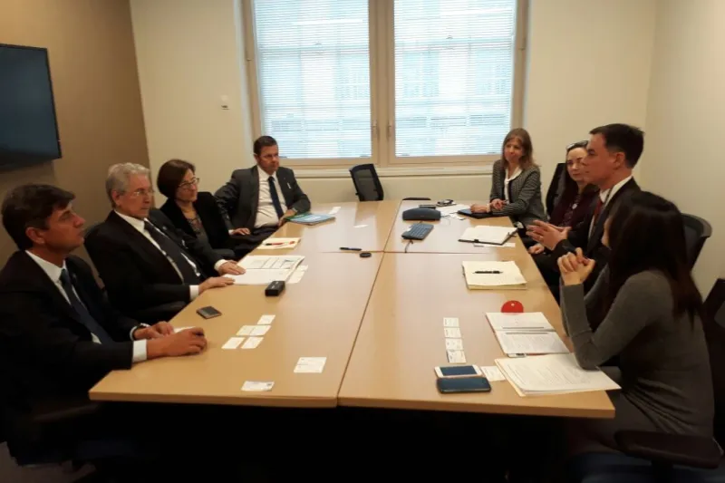 Grupo durante reunião no Departamento de Comércio