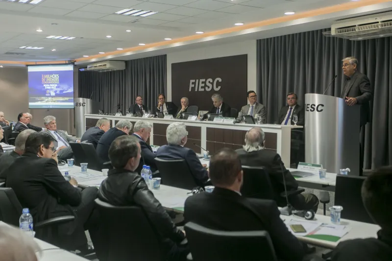 Governador Eduardo Pinho Moreira durante reunião de diretoria da FIESC (foto: Fernando Willadino)