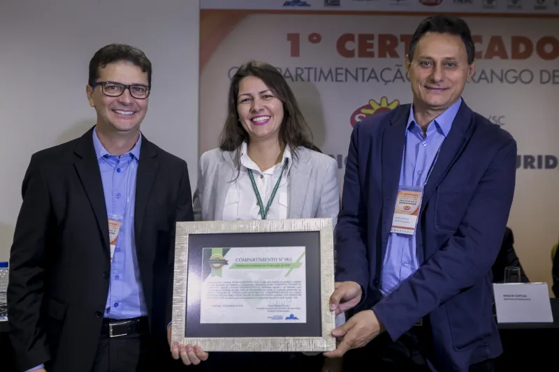 Executivos da Seara Alimentos recebem certificado da superintendente do MAPA em SC, Uellen Colatto. Foto: Fernando Willadino/Seara Alimentos