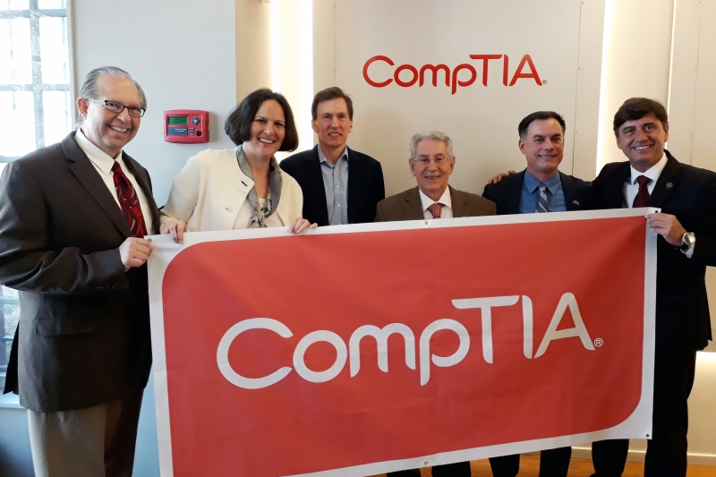 Presidente da FIESC, Glauco José Côrte, e diretor do SENAI/SC, Jefferson de Oliveira Gomes, em reunião na CompTIA, em Washington, durante missão institucional à América do Norte. Foto: Karina Takemura