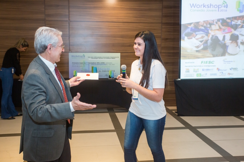 Luana Machado entregou ao presidente convite para também ser embaixador do Movimento. Foto: Marcos Campos
