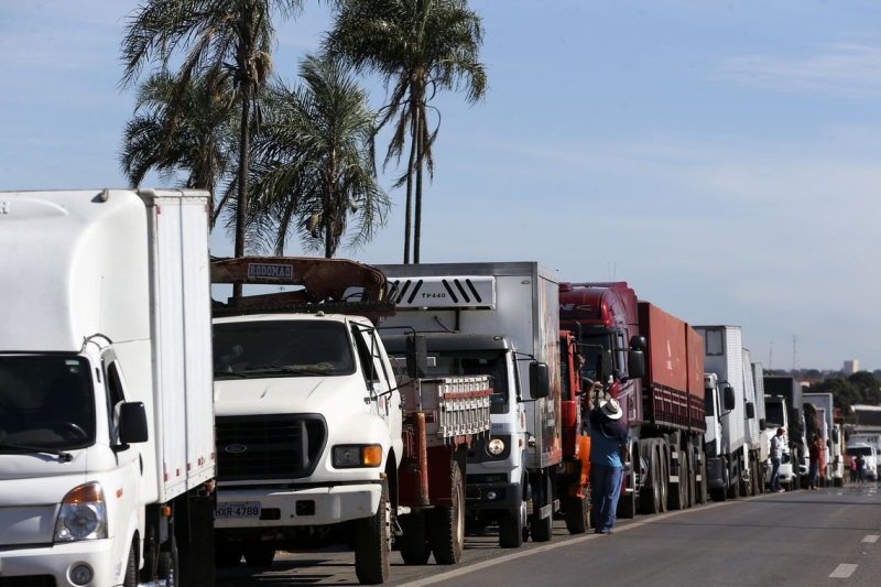Caminhoneiros protestam contra política de preços da Petrobras (foto: Marcelo Camargo/Agência Brasil)