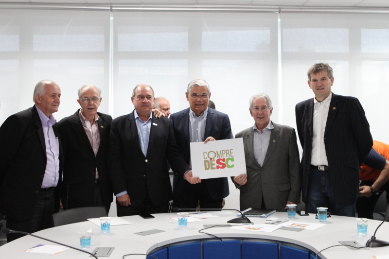 Representantes do setor produtivo e governo durante reunião nesta sexta-feira (1º), em Florianópolis (foto: Filipe Scotti)