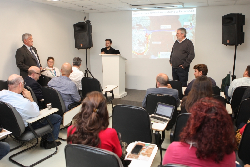 Schmitz participou de encontro em que foi apresentado o status das obras de acesso ao Aeroporto Hercílio Luz. Foto: Filipe Scotti