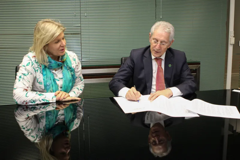 Prefeita de Fraiburgo e presidente da FIESC assinam convênio, na sede da Federação das Indústrias. Foto: Filipe Scotti