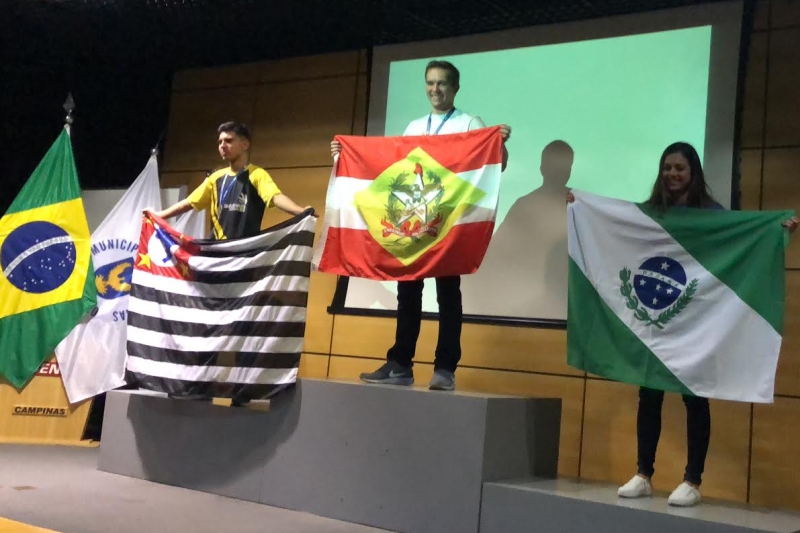 Allan Scholze festeja o ouro em fresagem CNC