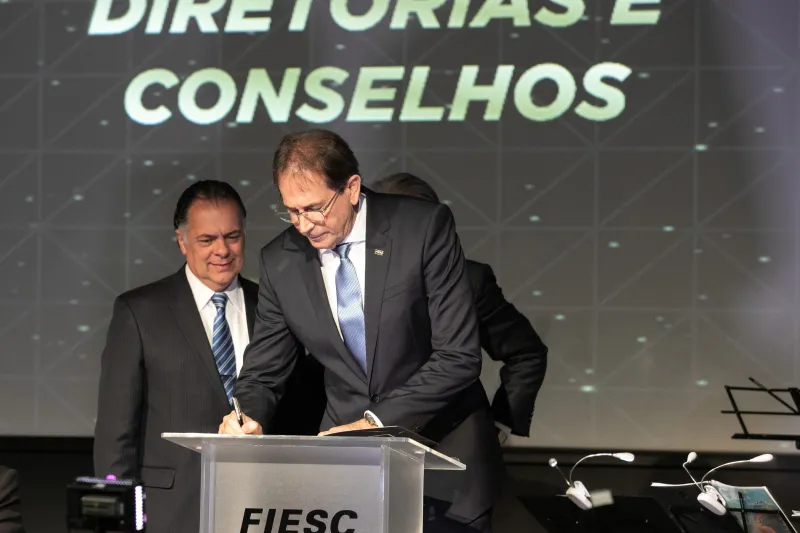 Presidente Aguiar (d) e 1. vice-presidente Gilberto Seleme assinam termo de posse. Foto: Endrigo Righeto