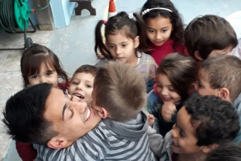 Professor Cristiano com alunos do Centro de Educação Infantil Leonardo Laurindo Terres. Foto: Nathalia da Luz