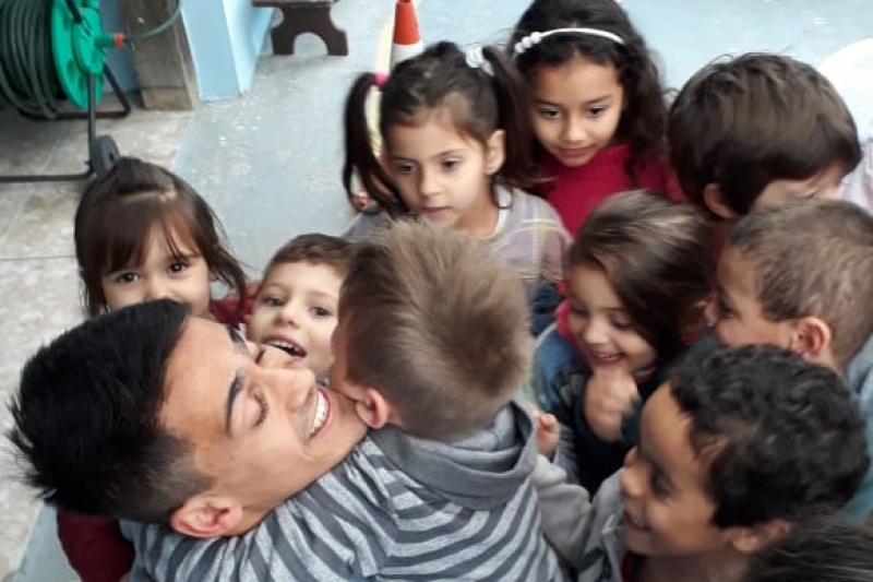 Professor Cristiano com alunos do Centro de Educação Infantil Leonardo Laurindo Terres. Foto: Nathalia da Luz