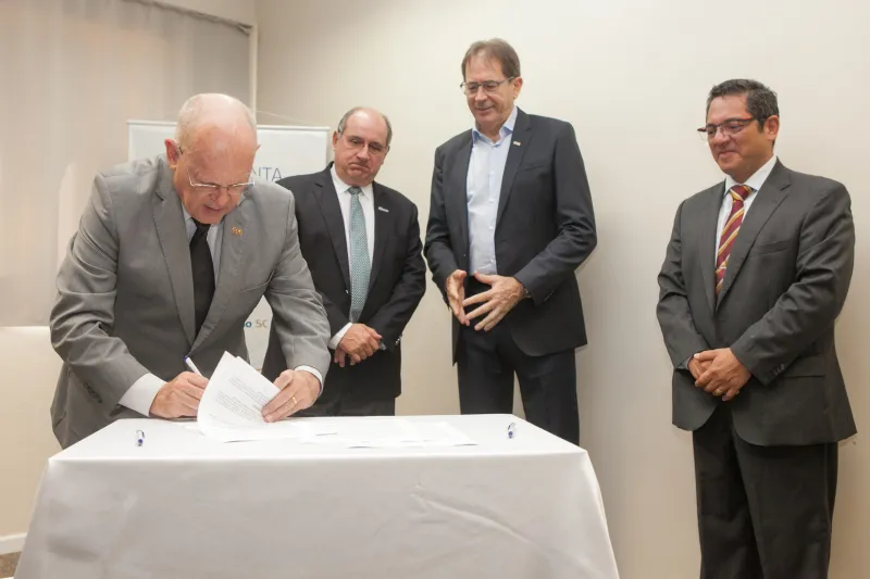 Jonny Zulauf, da Facisc, assina a cooperação com a Argentina (foto: Filipe Scotti)