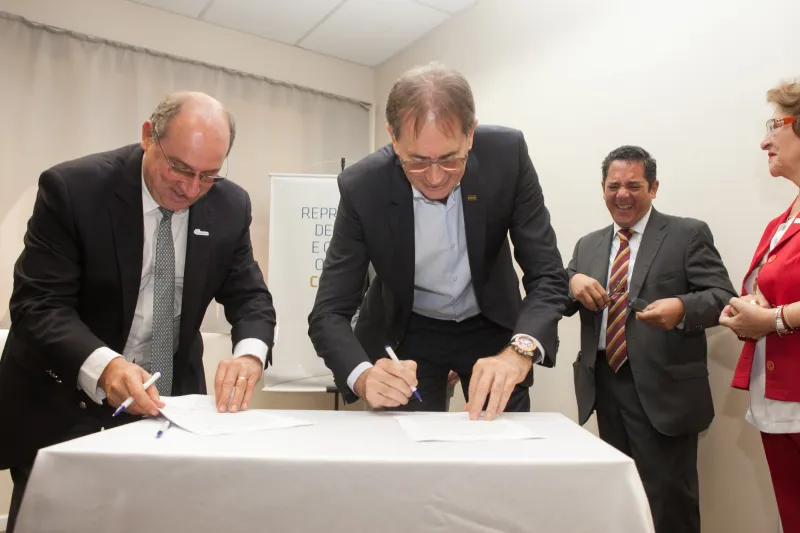 Breithaupt, da Fecomércio, e Aguiar, da FIESC, assinam o termo (foto: Filipe Scotti)