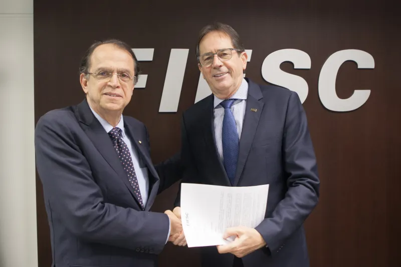 Aguiar (d) entrega ao ministro Caio Vieira de Mello ofício solicitando agilidade na autorização  dos intervalos intrajornada negociados entre empregadores e trabalhadores. Foto: Filipe Scotti