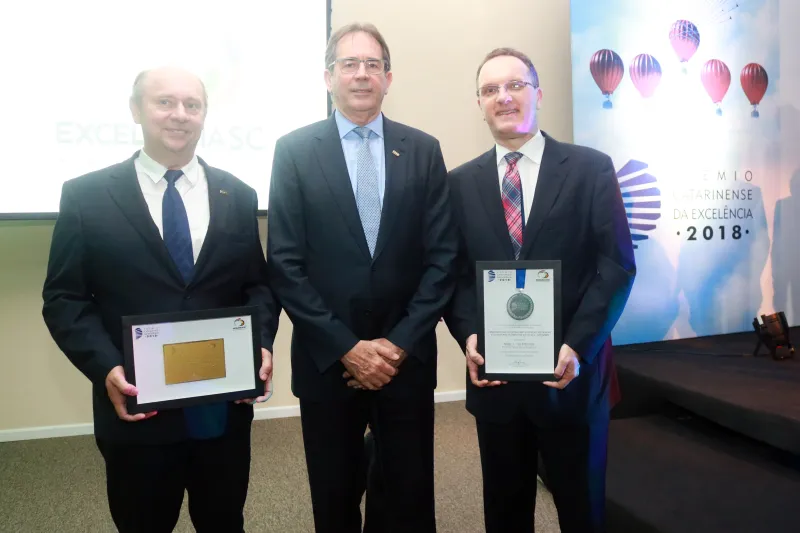 Dieter Claus Pfuetzenreiter, do Simmmeb, Mario Cezar de Aguiar, da FIESC, e André Odebrecht, do Simmmers, durante a cerimônia de premiação
