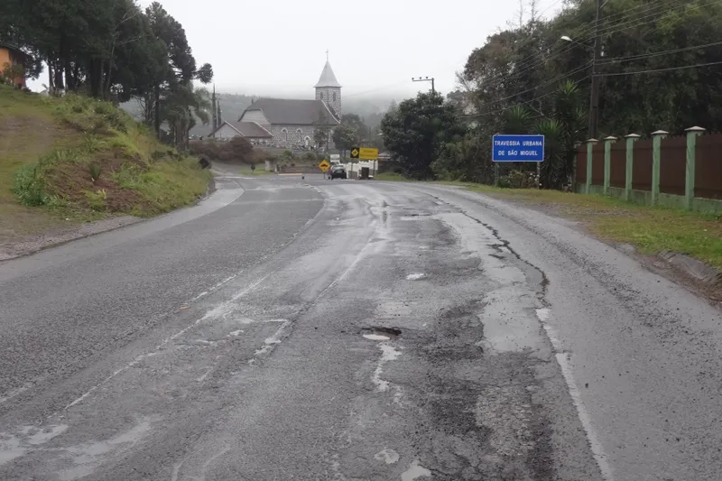 SC-135, na travessia de São Miguel: Buracos e afundamentos no pavimento (foto: Ricardo Saporiti) 