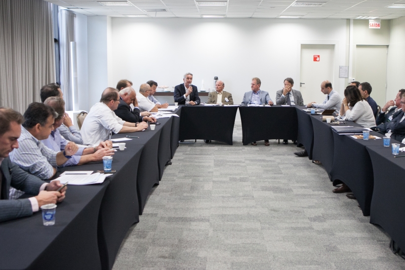 Antes do encontro com o secretário, representantes de empresas e de sindicatos discutiram as propostas. Foto Filipe Scotti