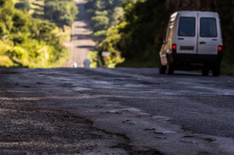 Trecho da BR 163 sem faixas, esburacado e irregular. Foto: Ivan Ansolin