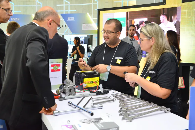 Ferramentas usadas em mecânica automotiva foram adaptadas para alunos cegos. Foto: Alex Malheiros
