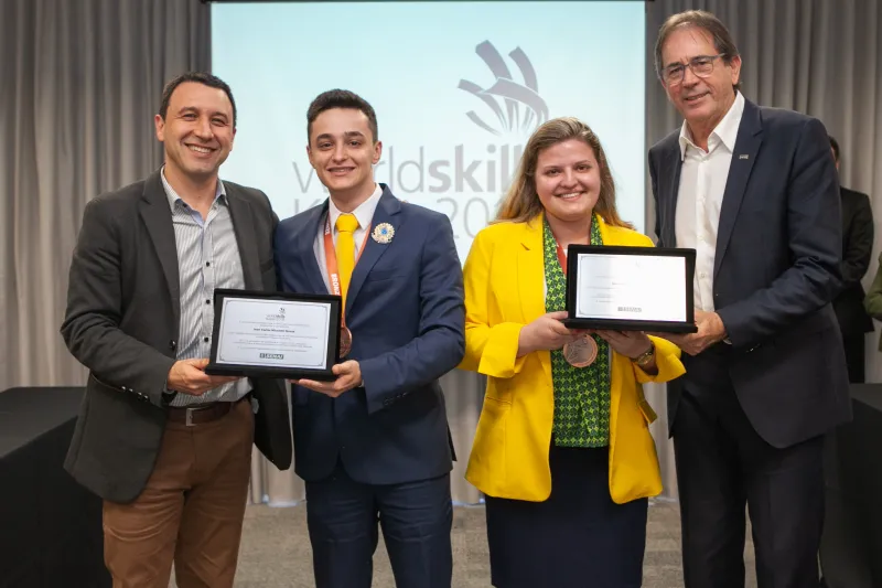 Jean e Raissa conquistaram bronze em segurança da informação. Foto Filipe Scotti