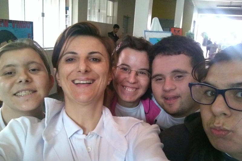 Casiana e os alunos da APAE de Itajaí. Foto: Arquivo pessoal