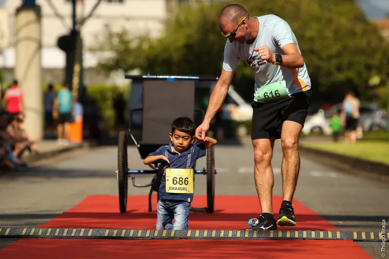 Emanuel contou com a ajuda de José Gilmar Kluck para participar da corrida. Foto: Thiago Braga