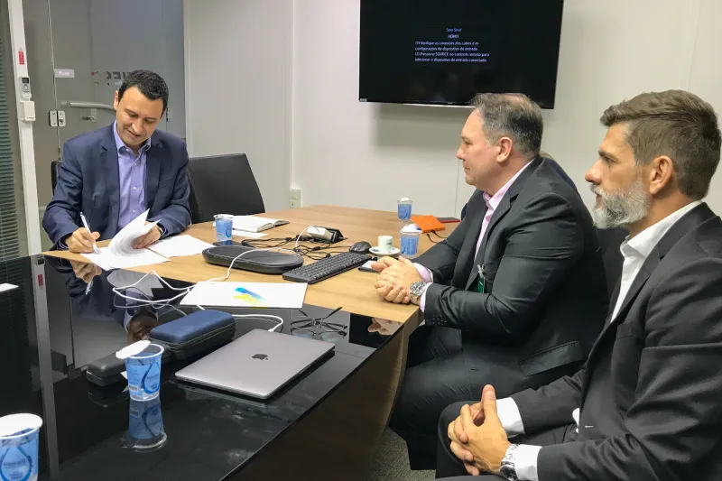 Fabrizio Pereira (e) e Emilio Munaro, do IAS, assinaram protocolo de intenções. Foto: Filipe Scotti