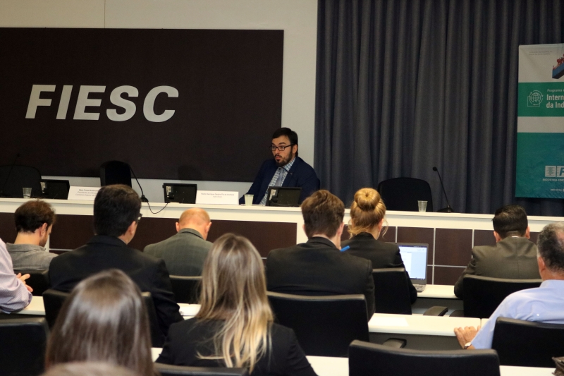 Analista de inteligência comercial da Apex, Pedro Piá de Andrade, durante apresentação no evento (foto: Dâmi Radin)