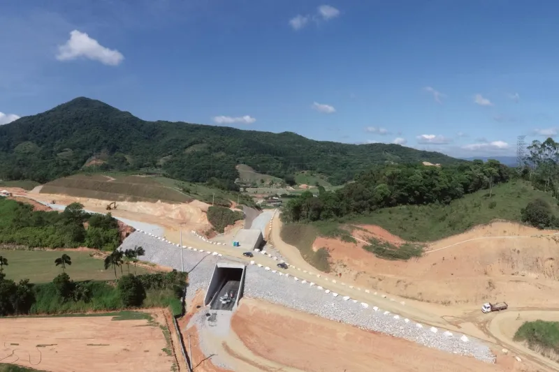 Trecho em obras do Contorno Viário (foto: divulgação Arteris/Autopista Litoral Sul)