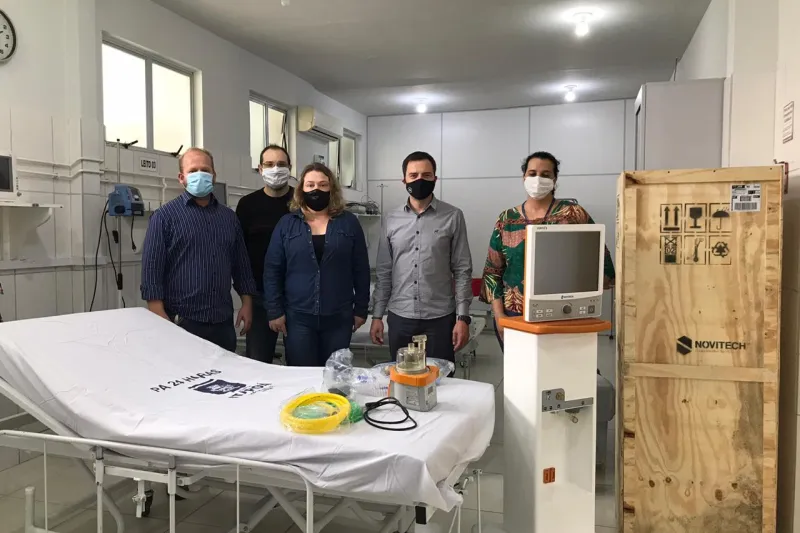 Alberto Vinicio Machado (esq), gerente de Relações Institucionais e Comunicação Corporativa do Porto Itapoá, com gestores da área de saúde e secretário de desenvolvimento econômico da prefeitura de Itapoá. Foto: Divulgação Porto de Itapoá. 