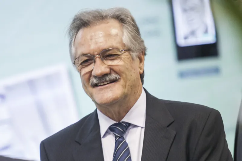 Mário Lanznaster em evento de outorga da Ordem do Mérito da CNI, na FIESC, em 2015. Foto: Marcos Campos