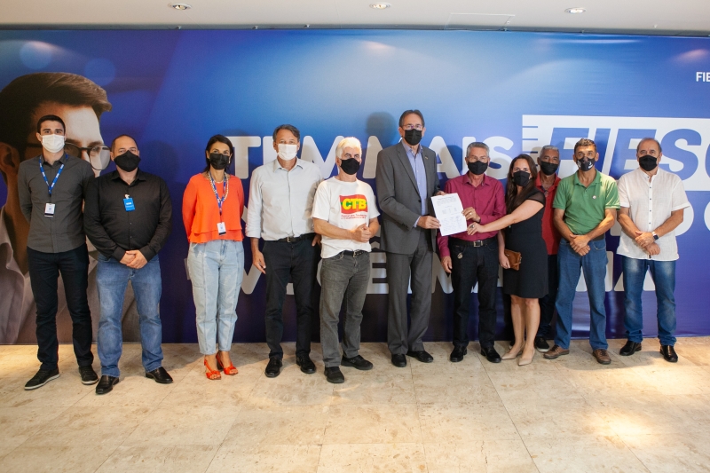 Ato de assinatura reuniu representantes dos empregadores e dos trabalhadores (foto: Filipe Scotti)