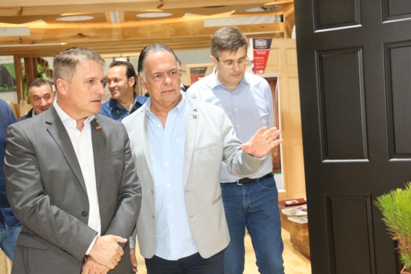 Lideranças visitam a feira