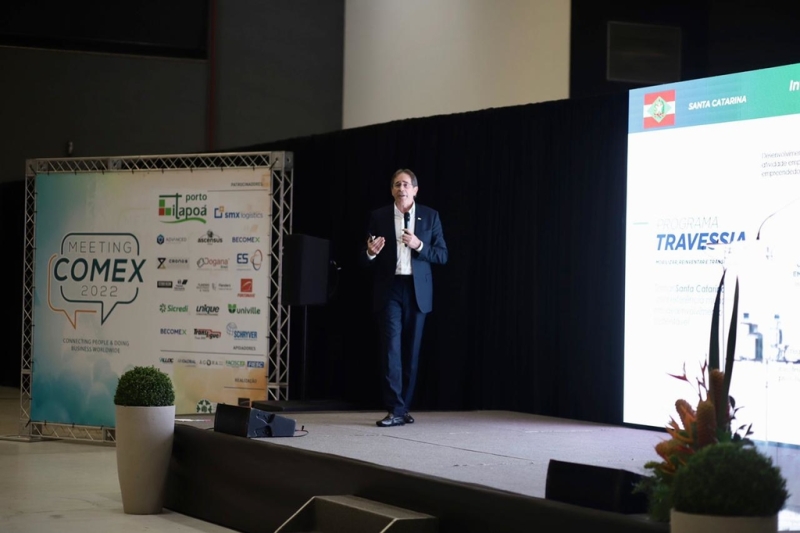 Presidente da FIESC, Mario Aguiar, durante apresentação no evento em Joinville