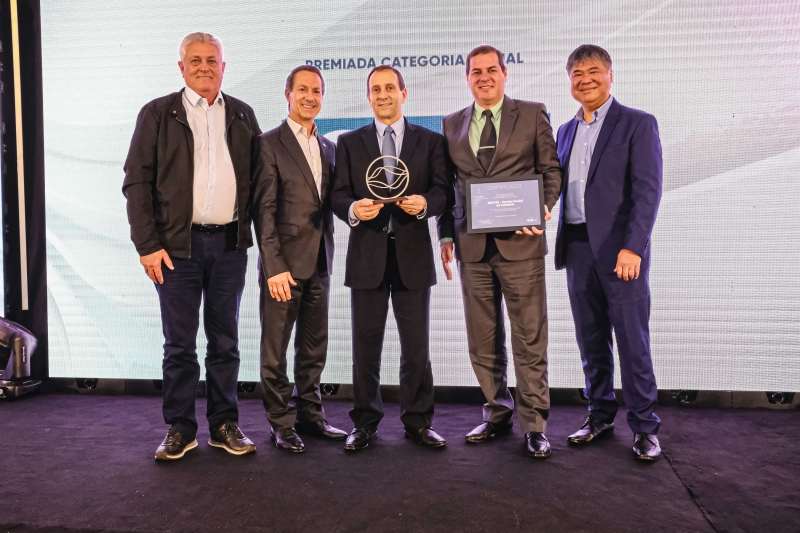 SESI e Alcaplas recebem troféu pelo projeto Tampinha do Bem. Foto: Elizandro Giacomini