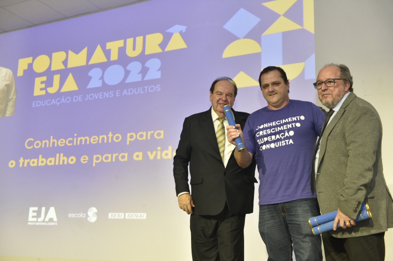 Hortiz de Oliveira recebe o certificado do vice-presidente regional da FIESC, Edemar Fischer (e), e do gerente-executivo regional Roberto Zen. Foto: Fabricio de Almeida