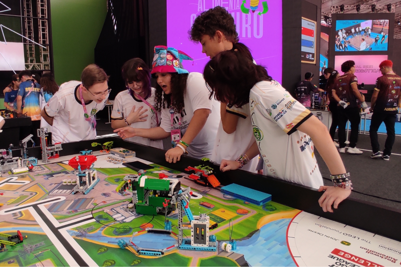 Agrorobots, de Concórdia, recebe instruções da juíza de arena 