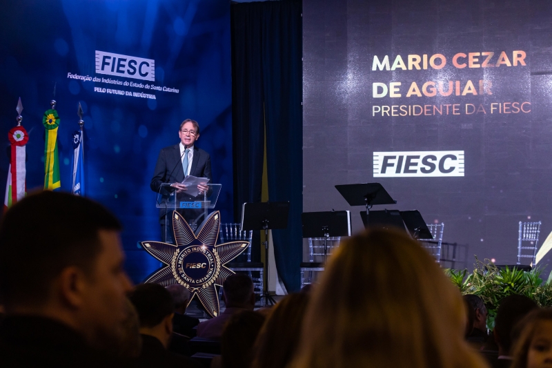 Presidente da FIESC, Mario Cezar de Aguiar, durante seu discurso na solenidade da Ordem do Mérito (Fernando Willadino)