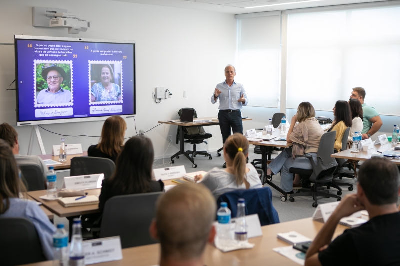 Jaime Franzner relata a história do grupo a participantes da formação executiva voltada à sucessão familiar. Foto: Filipe Scotti