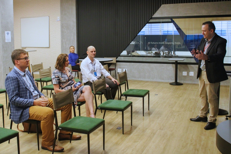 Gerente de Operações de Inovação dos Institutos SENAI, Ariel Paulo Rezende, em apresentação (foto: Matheus Costa Nunes)