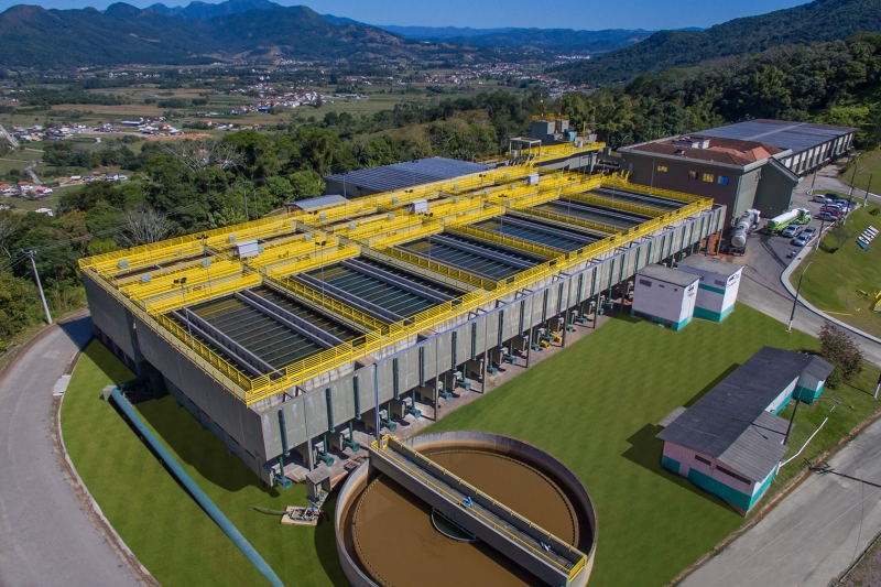 Laboratório do SENAI analisa qualidade da água da Casan