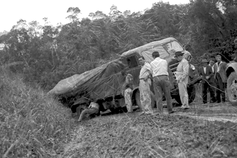 Até meados do século 20 a maioria das estradas de Santa Catarina era fragmentada e de chão batido, e o Estado vivia uma situação de isolamento do restante do País – Foto: Arquivo histórico José Ferreira da Silva