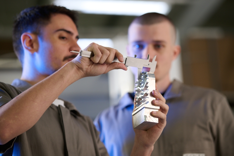 Há modalidades de curso que combinam estudo no SENAI e trabalho na indústria