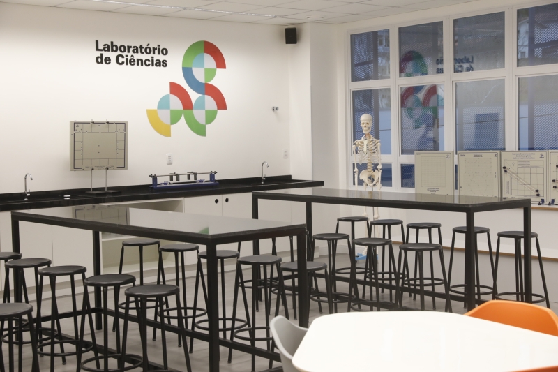 Escola tem oito laboratórios temáticos, equipados para estudo e pesquisa