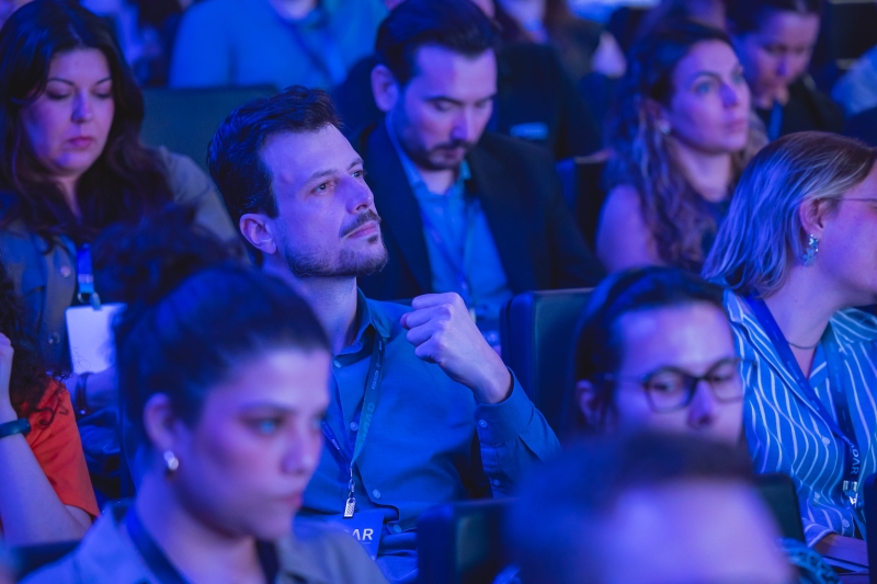 Participantes acompanham painéis e palestras no Radar Summit