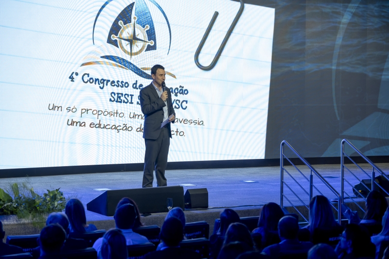 Fabrízio Pereira, diretor do SENAI/SC, falou aos participantes na noite de abertura