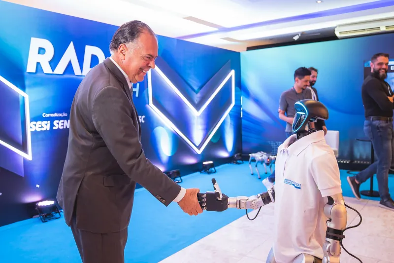 Presidente da FIESC, Gilberto Seleme interege com humanoide