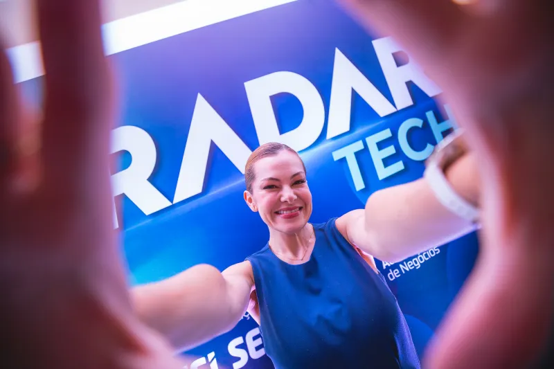 Apresentadora do evento "brinca" com a câmera antes do encontro