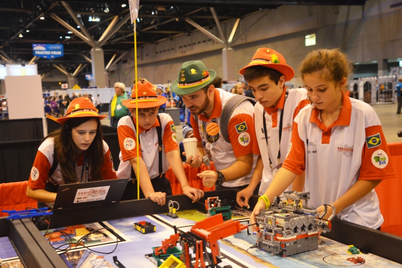 Catarinenses nas disputados do torneio de robótica nos Estados Unidos (Foto: Fabiano Bachmann)