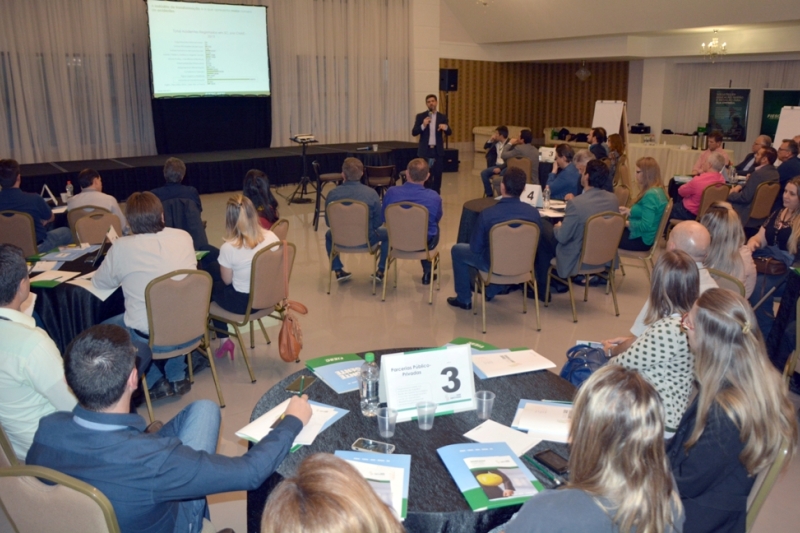 Em grupos, participantes definiram prioridades em relação à saúde e segurança (Foto: Lisiane Kerbes)