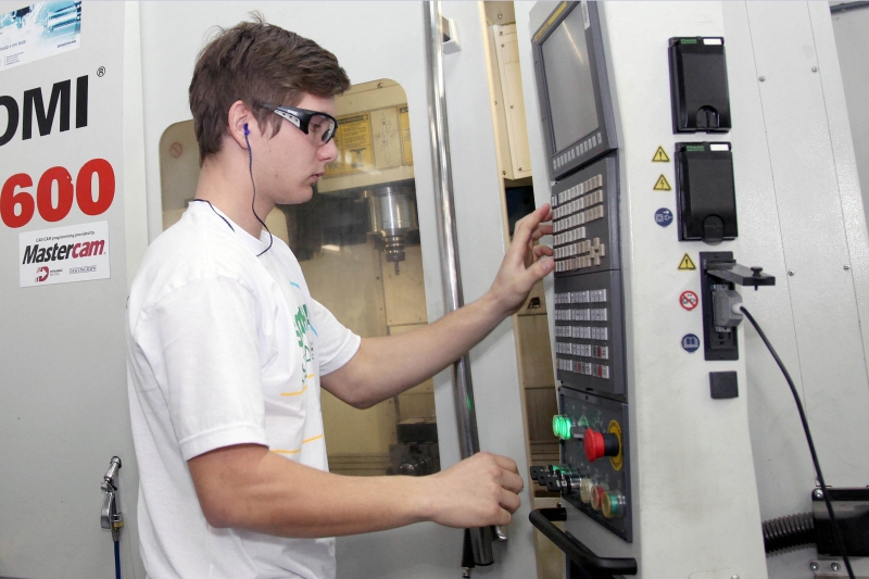 Dionatan Brancher, de Joinville, almeja a vaga brasileira em construção de moldes. Foto: Gisela Muller