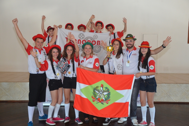 Equipe Tecnorob também conquistou o troféu de 1º lugar na categoria Core Values - trabalho em equipe (Foto: Divulgação SESI)